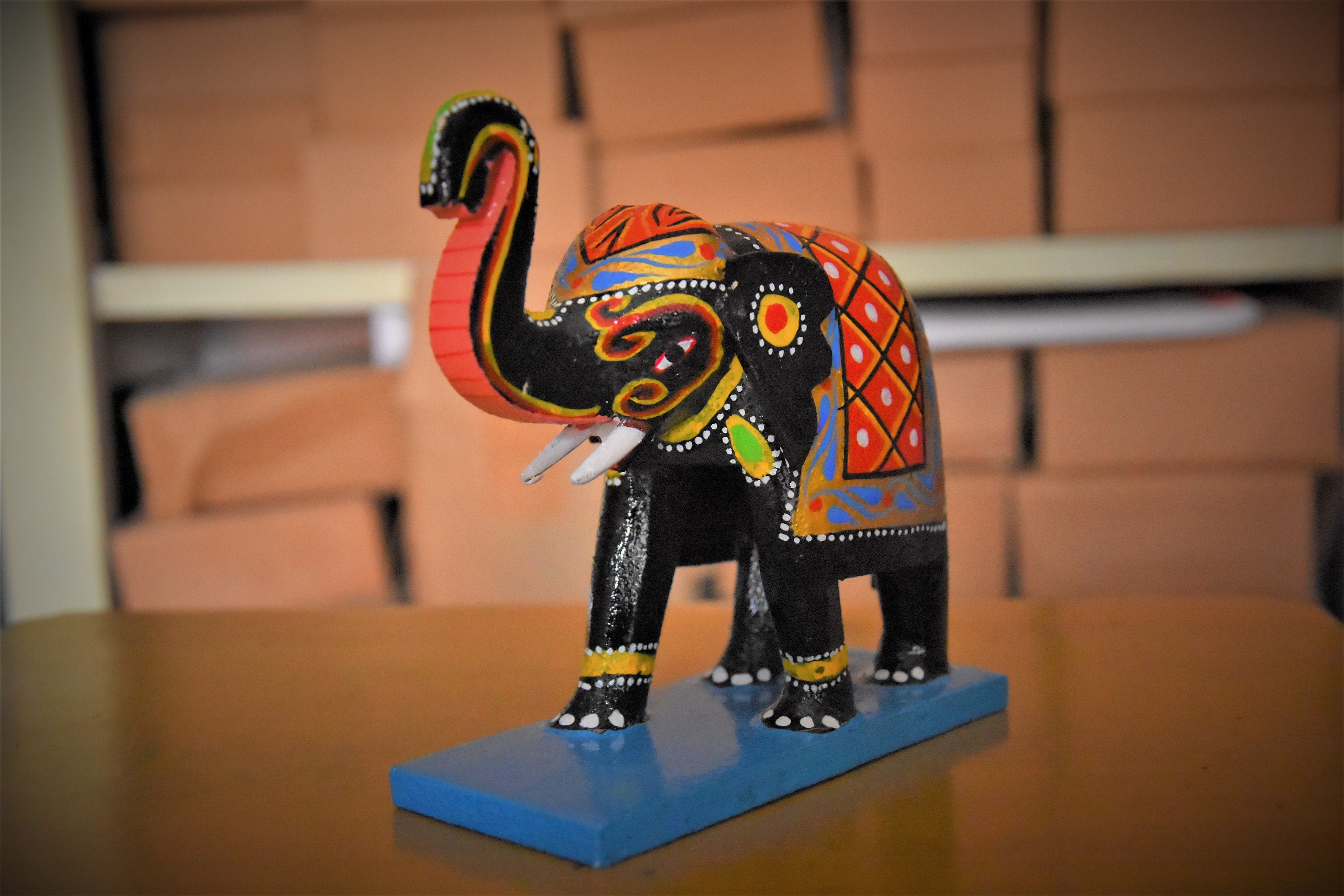 Pièce maîtresse d’éléphant en bois multicolore faite à la main