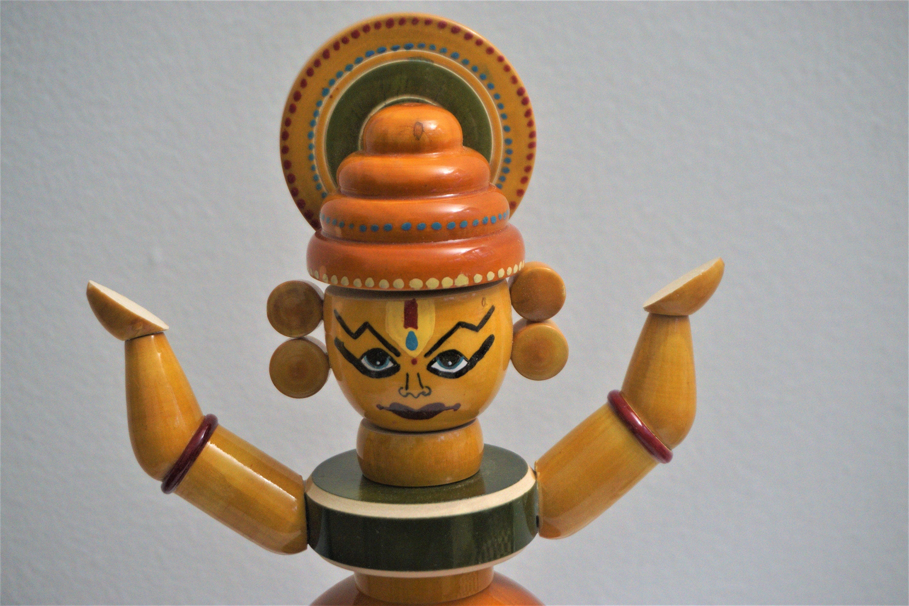 Idole faite à la main montrant la forme de danse Kathakali de l'Inde avec toutes les pièces en mouvement