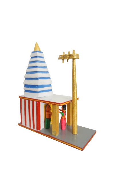 Modèle en bois de temple hindou avec un prêtre et un dévot offrant des prières