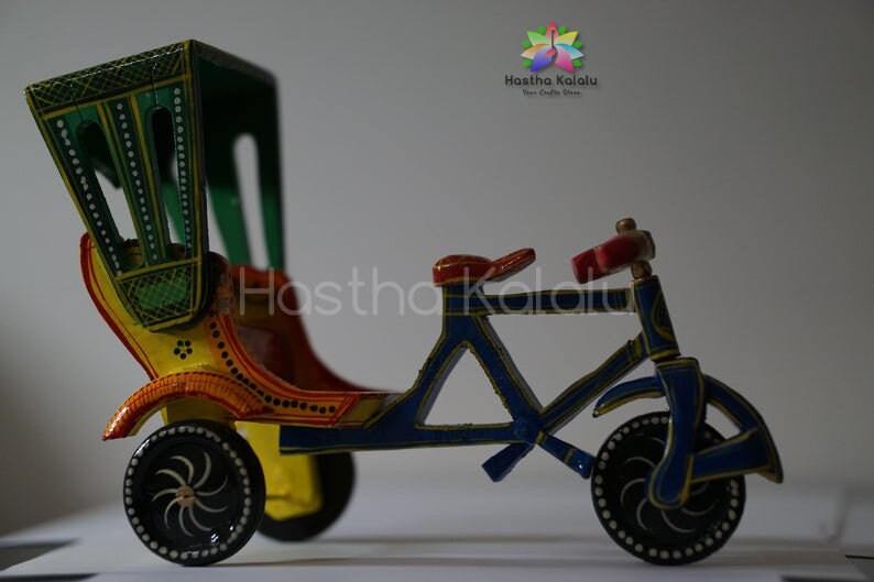 Handgefertigtes Funktionsmodell eines bunten Rikschas/Dreirads