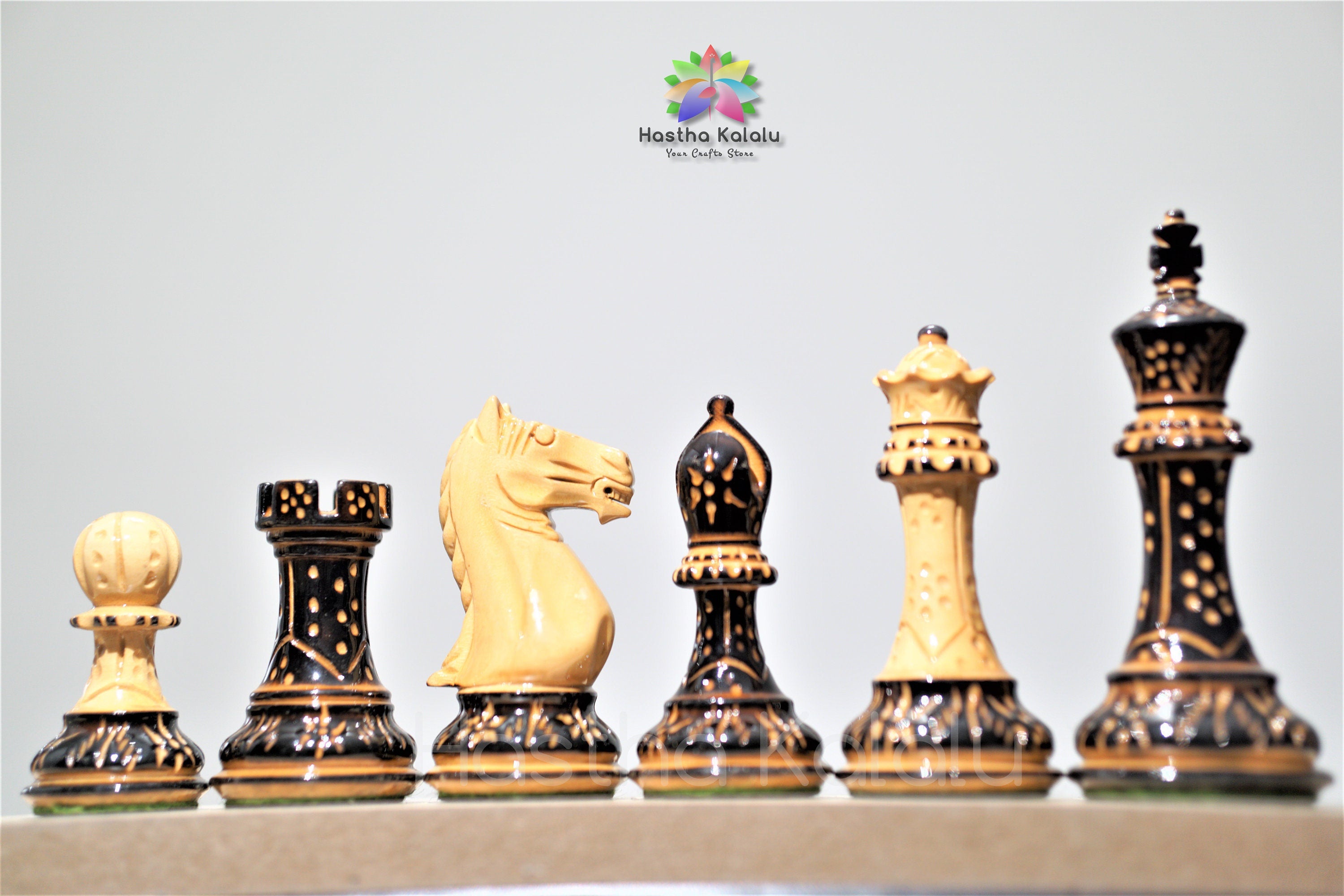Classique pyrographié - Jeu d’échecs de tournoi de style Staunton / Pièces d’échecs de style Staunton en buis brûlé