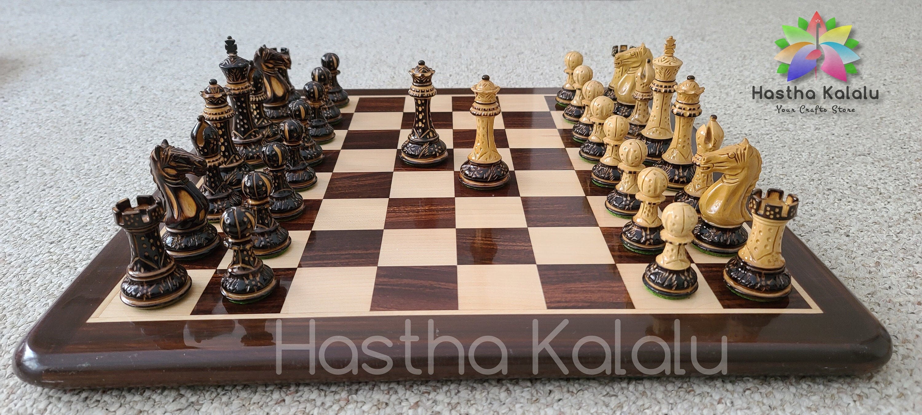 Jeu d'échecs combiné planche en bois Anjan avec jeu d'échecs de tournoi de style Staunton brûlé sculpté à la main (planche + pièces)