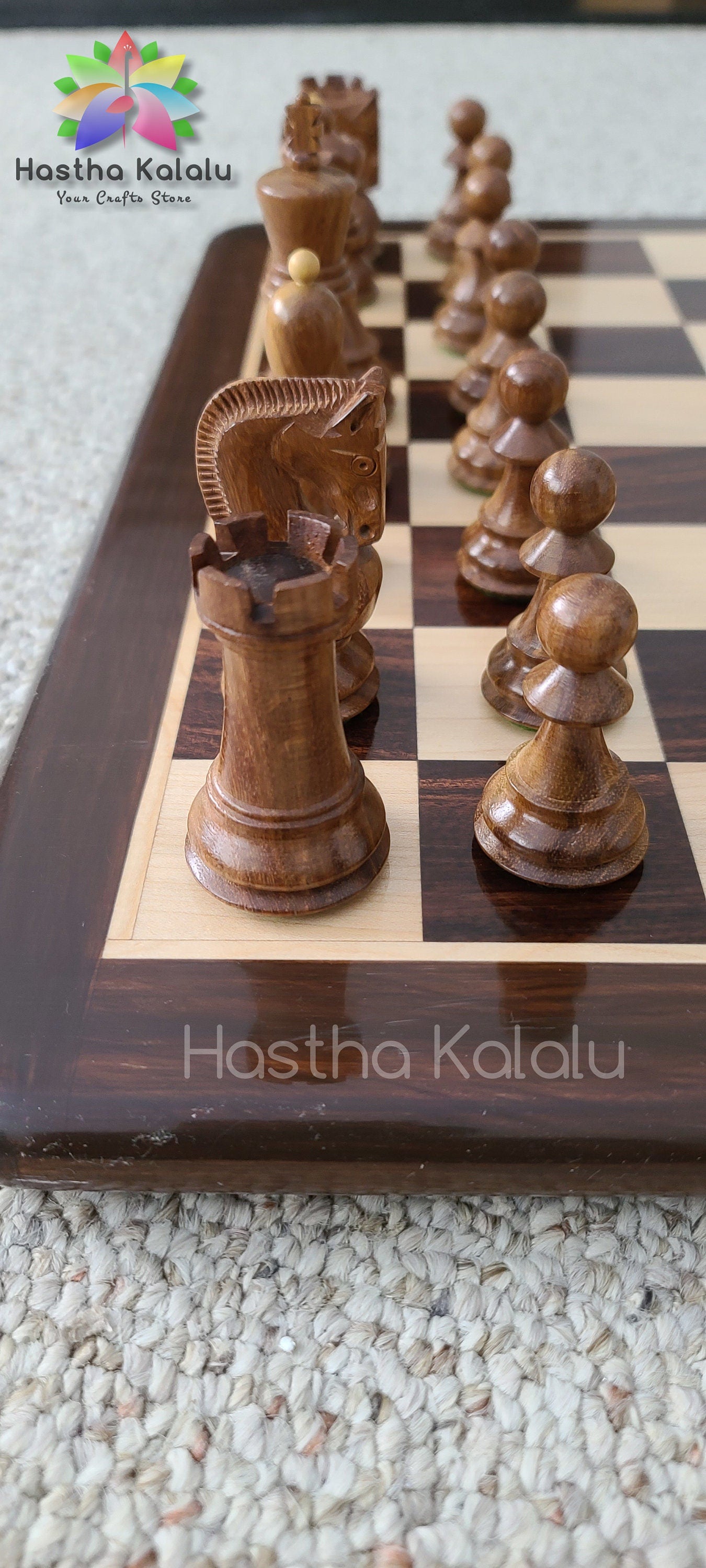 Planche en bois Anjan avec pièces d'échecs russes de Zagreb reproduites avec roi en palissandre et buis lesté de 10,2 cm (planche + pièces)