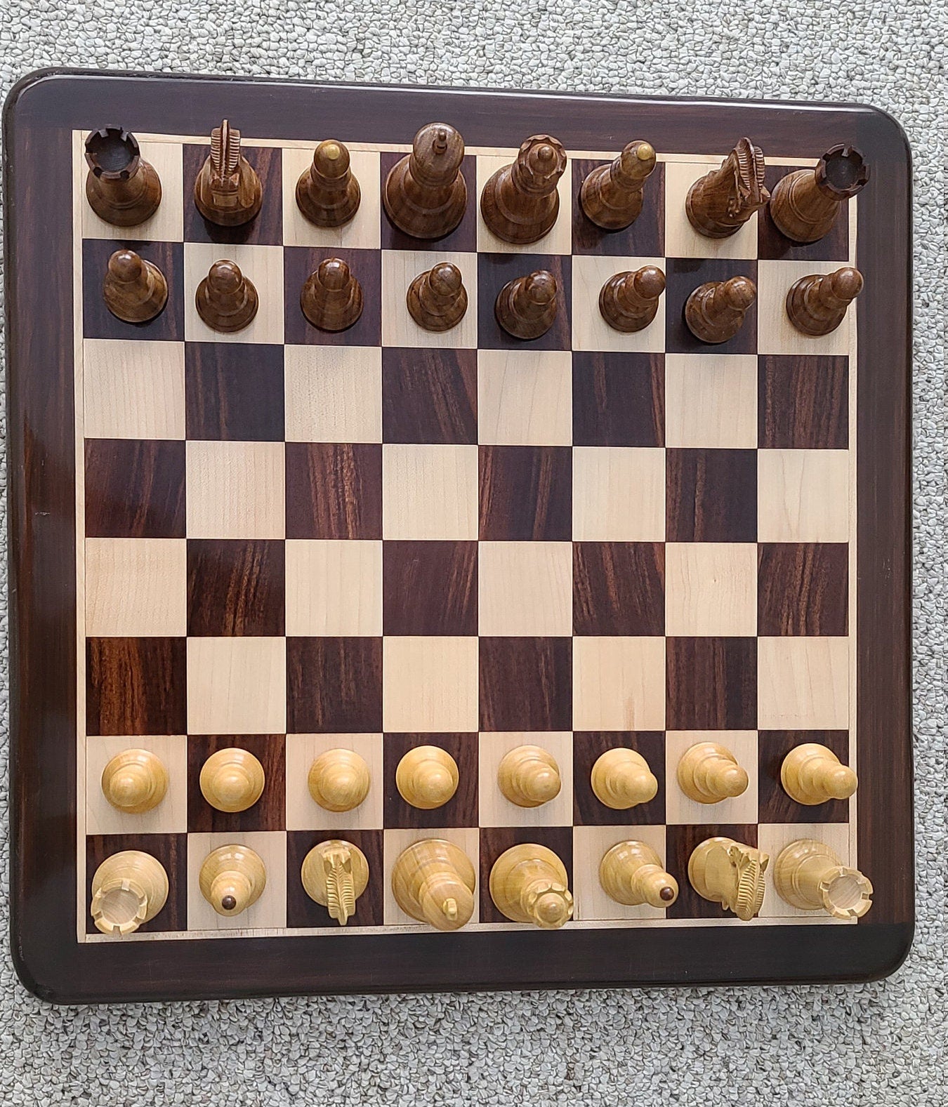 Planche en bois Anjan avec pièces d'échecs russes de Zagreb reproduites avec roi en palissandre et buis lesté de 10,2 cm (planche + pièces)