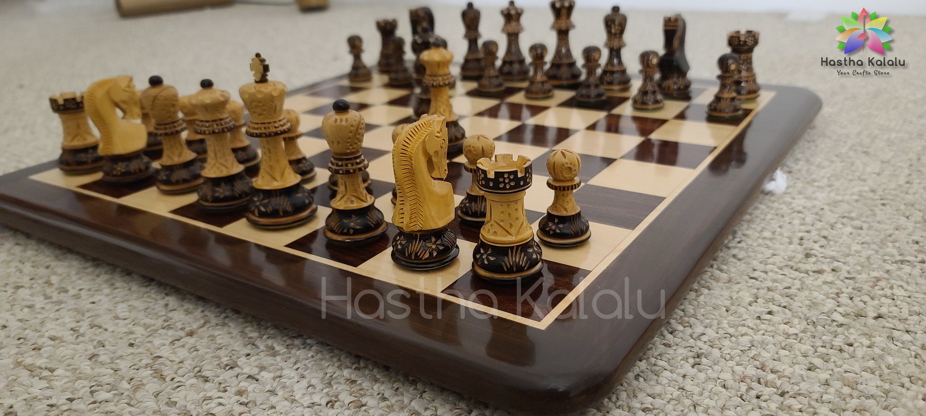 Planche en bois Anjan avec pièces d'échecs russes de Zagreb reproduites en 1959, finition laquée, jeu d'échecs lesté