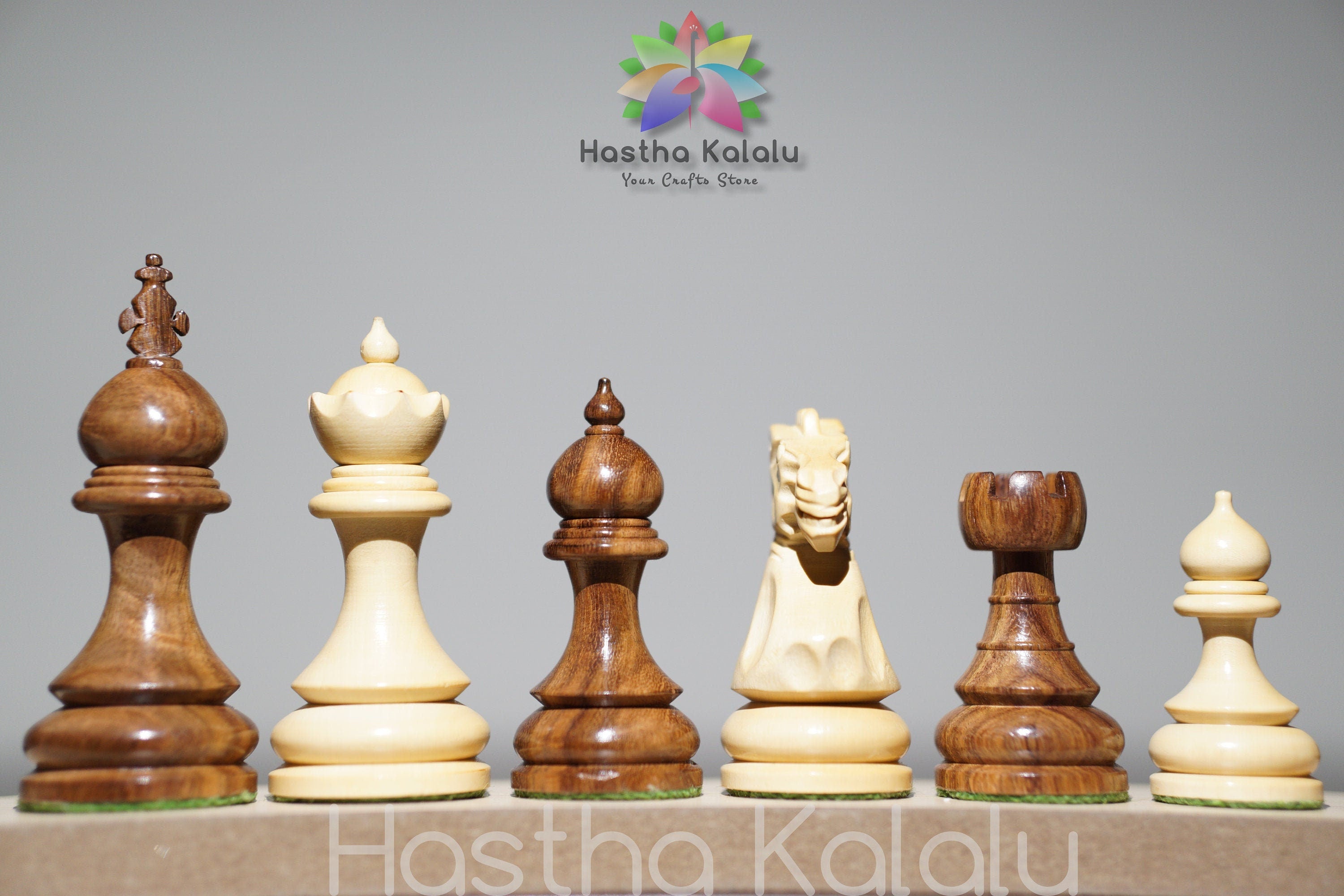 Jeu d'échecs en bois de rose lesté de la série Taj sculpté à la main avec roi 4.0 avec 2 reines supplémentaires