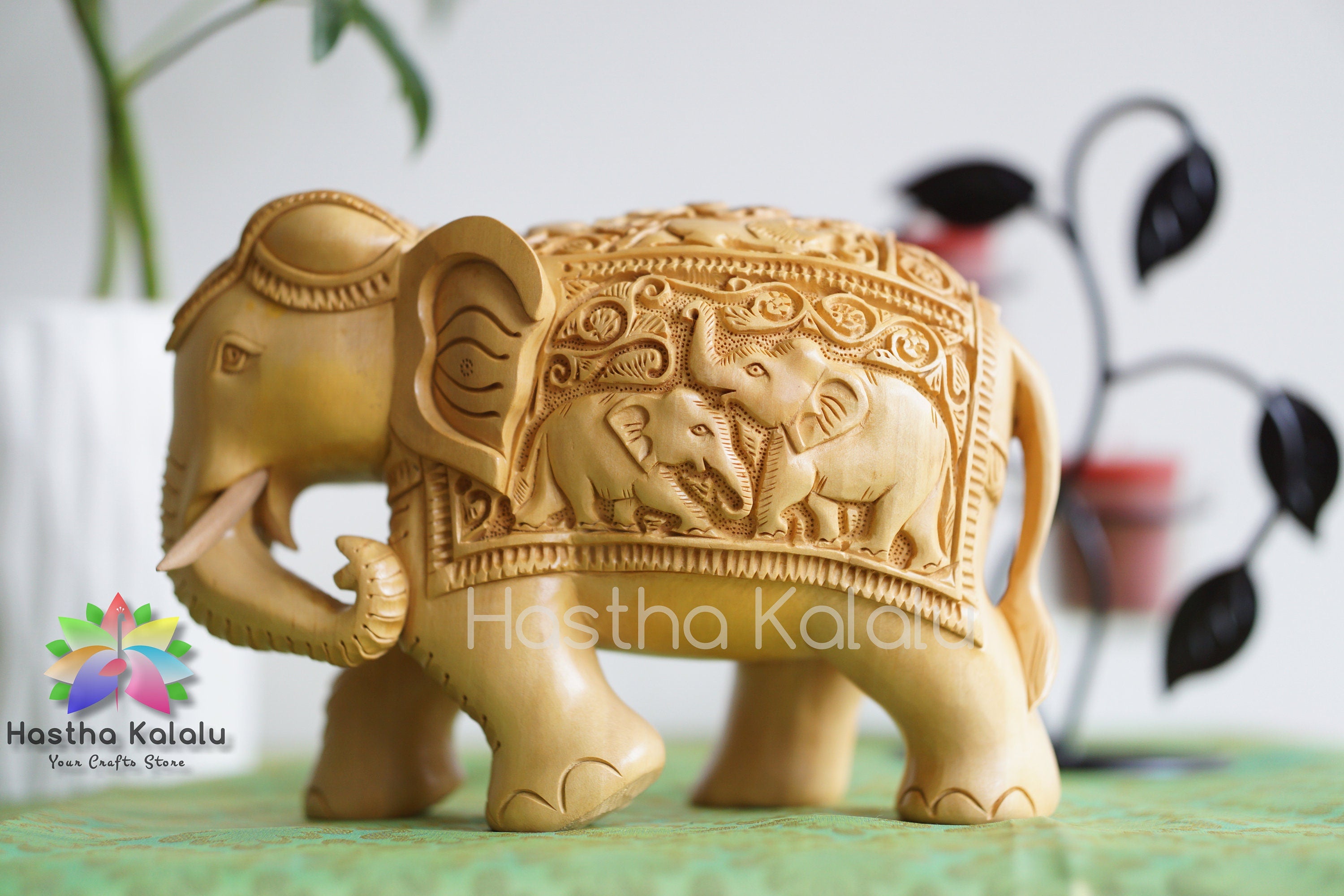 Sculpture d’éléphant en bois sculptée à la main