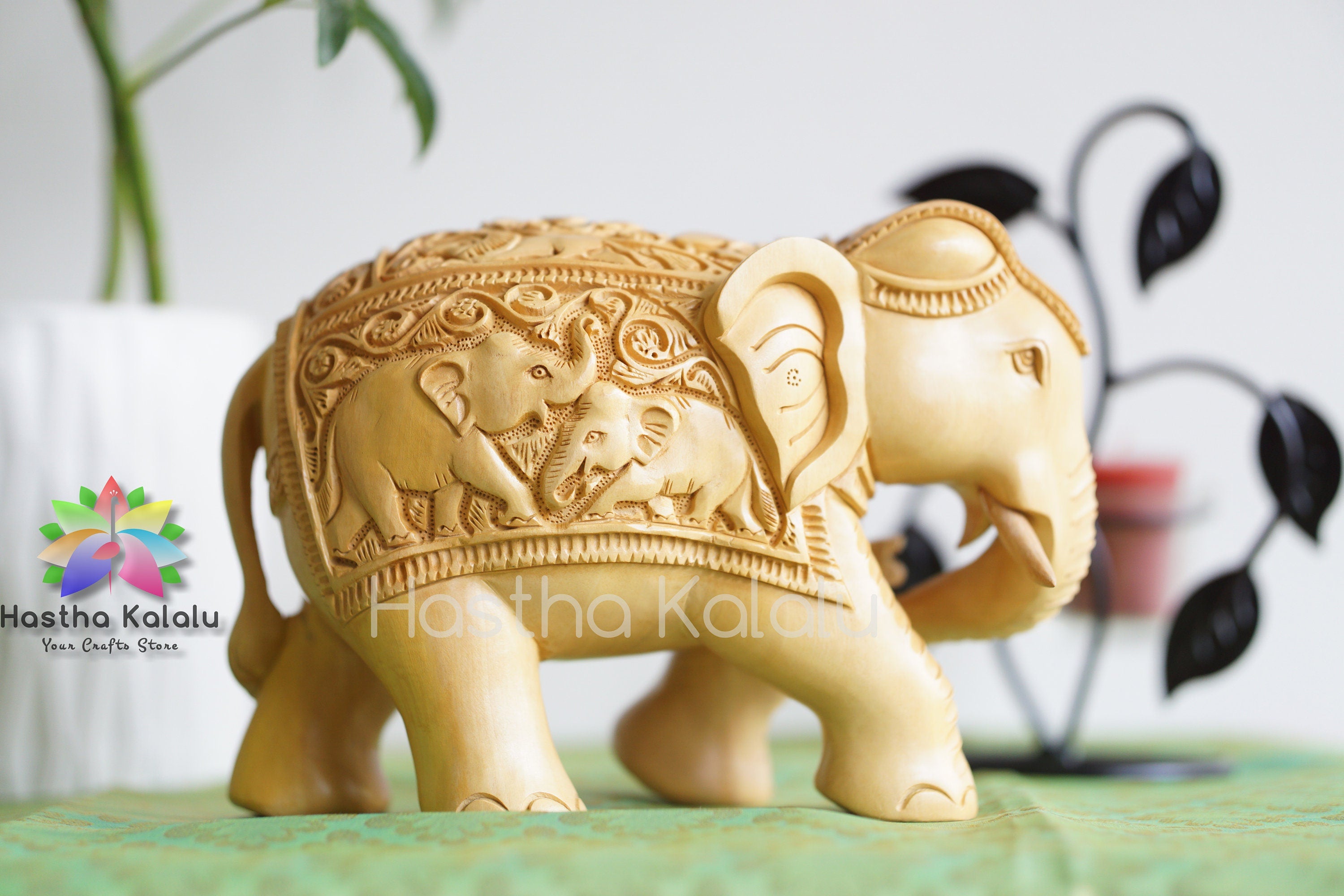 Sculpture d’éléphant en bois sculptée à la main