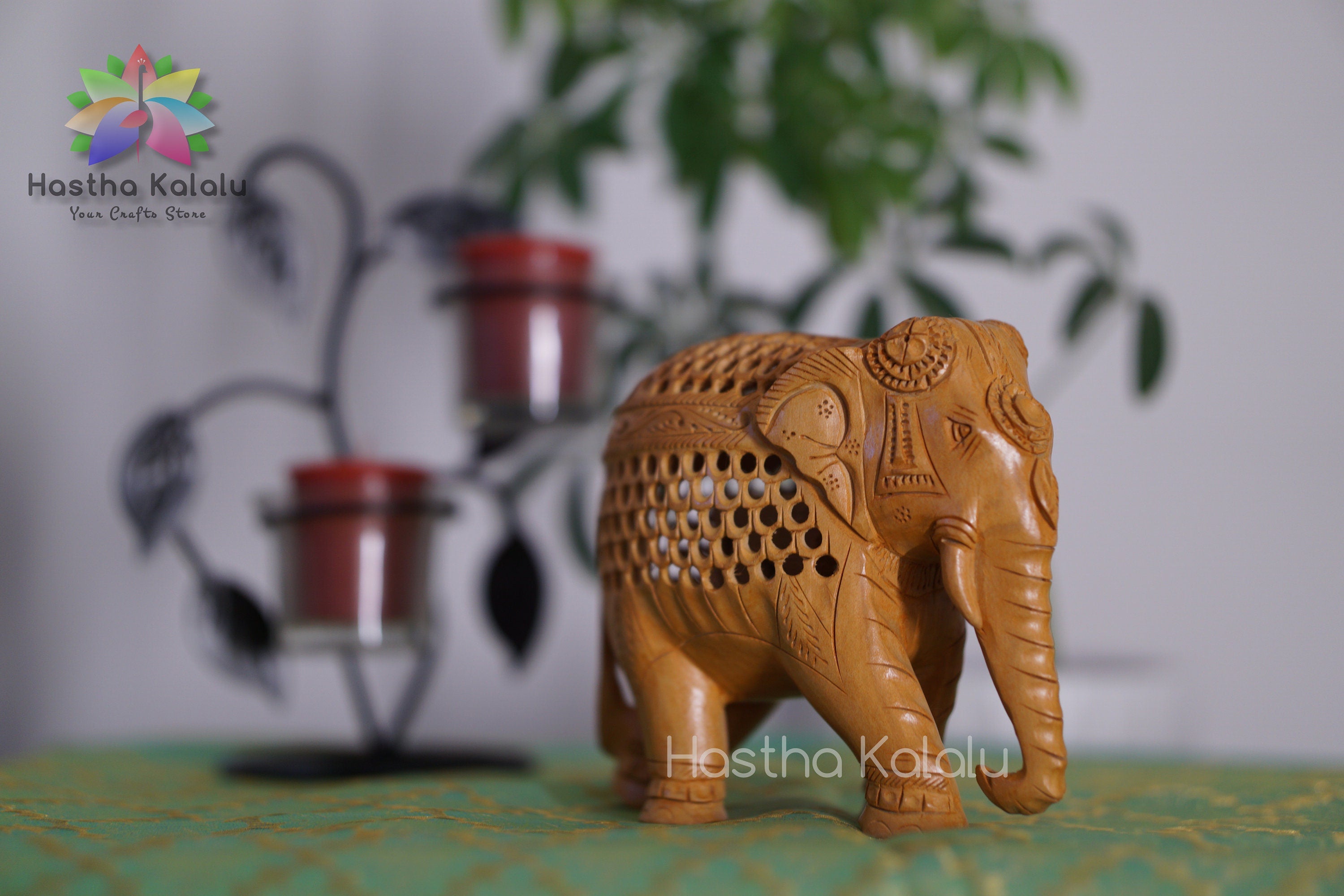 Figurine d’éléphant sculptée en bois découpé à la main