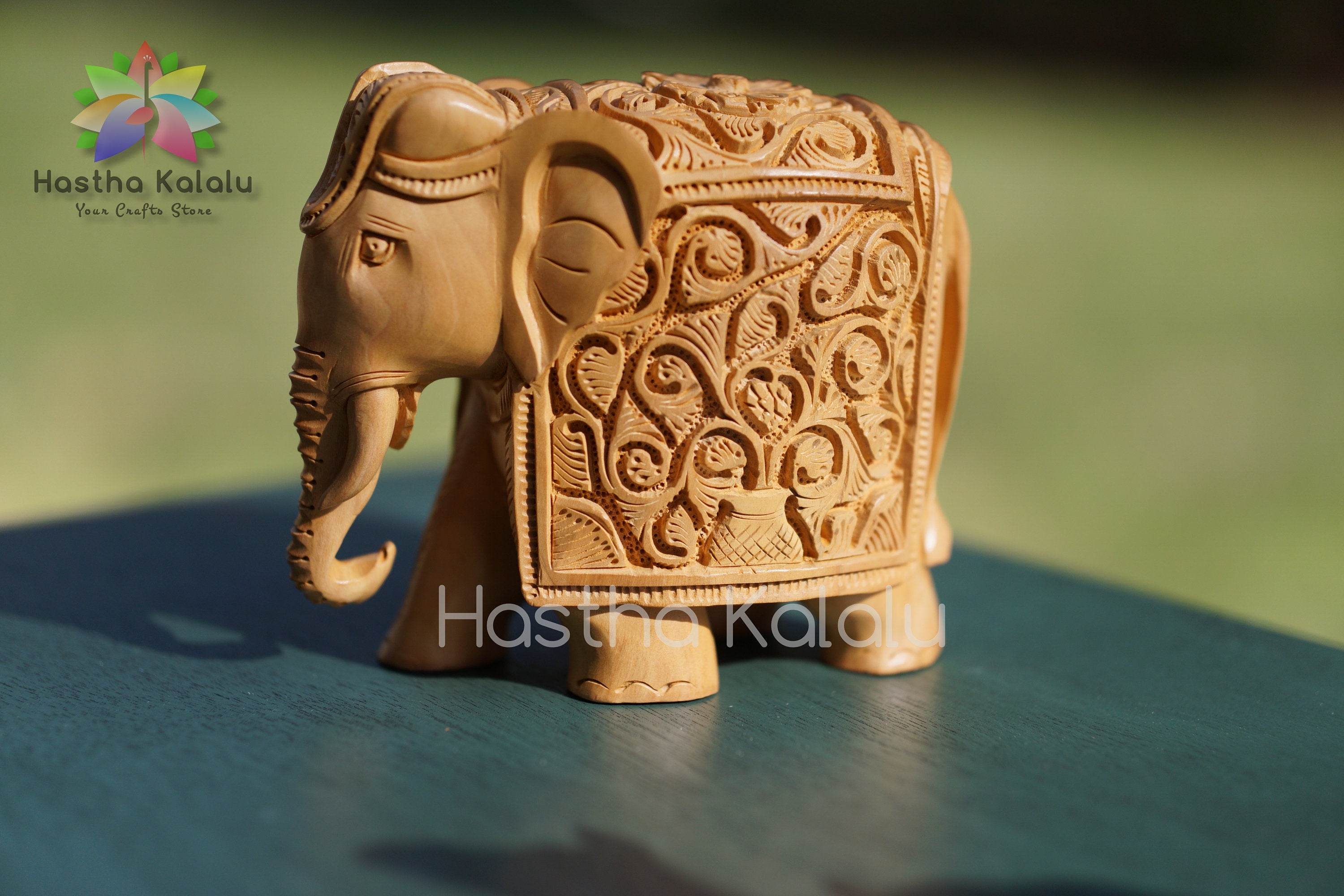 Sculpture d'éléphant en bois sculptée à la main dans le travail de Shikar