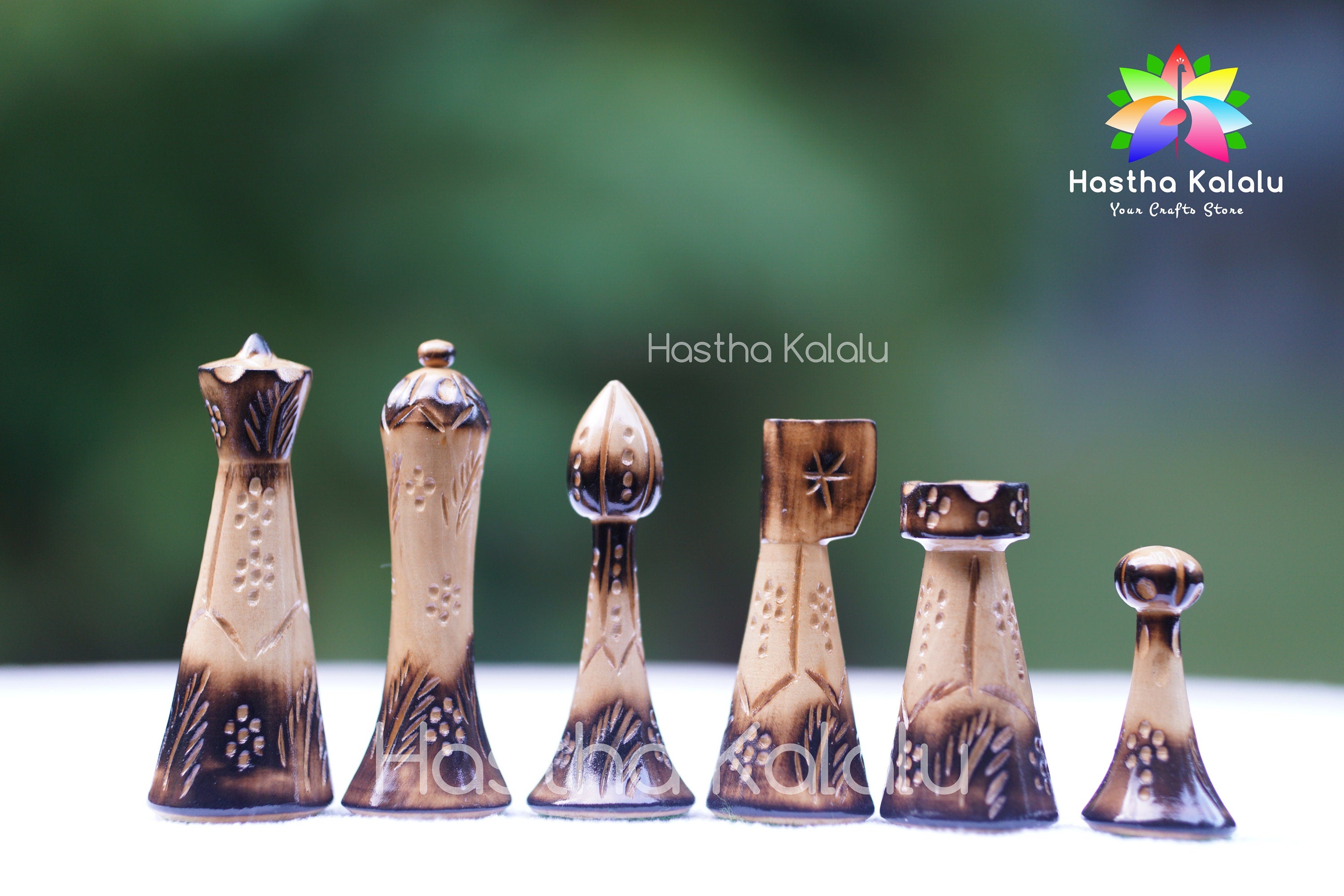 Pièces d'échecs Hermann Ohme reproduites dans un style brûlé et sculpté avec buis, ensemble de pièces d'échecs lestées uniquement.