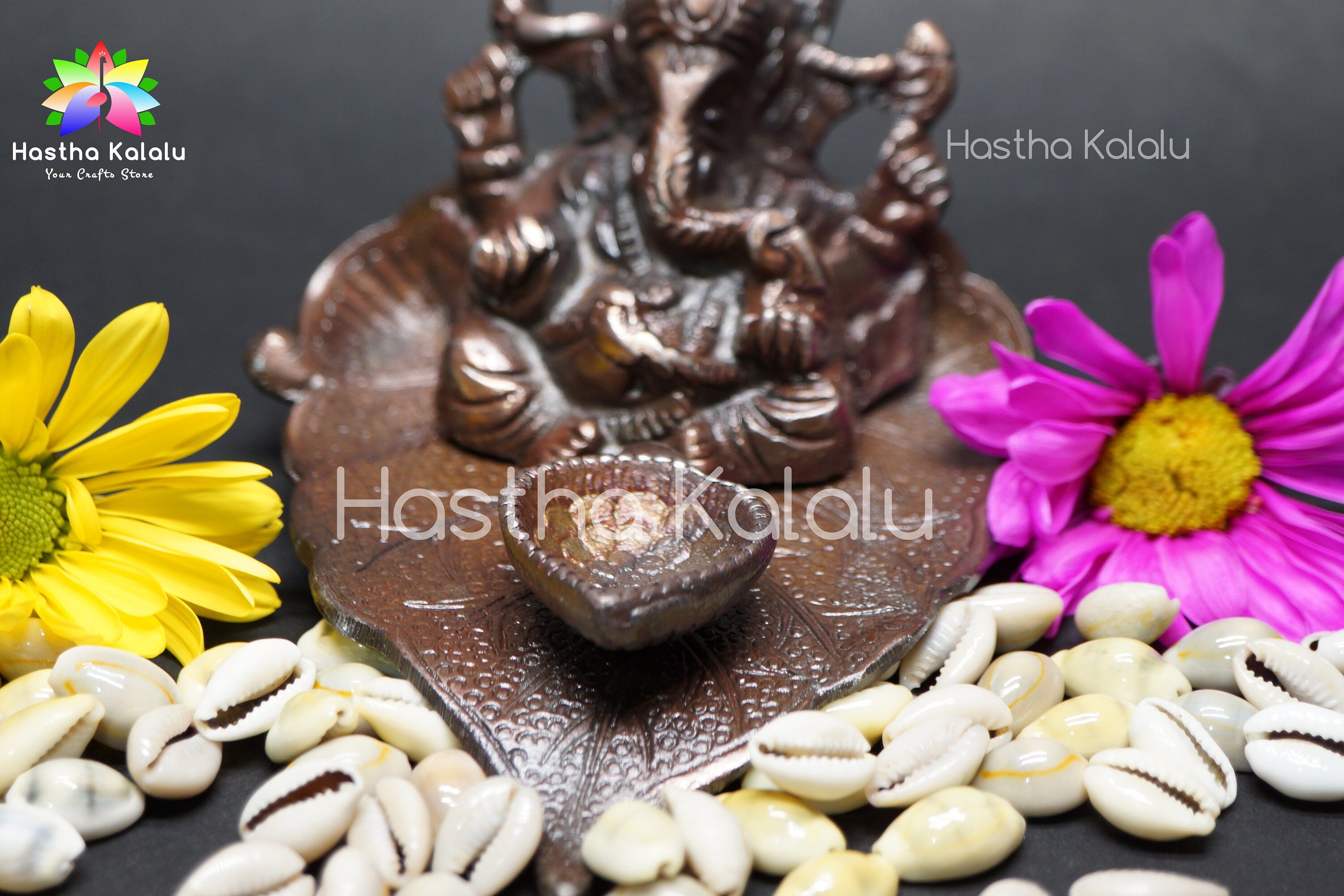 Seigneur Ganesha en métal avec Diya sur feuille