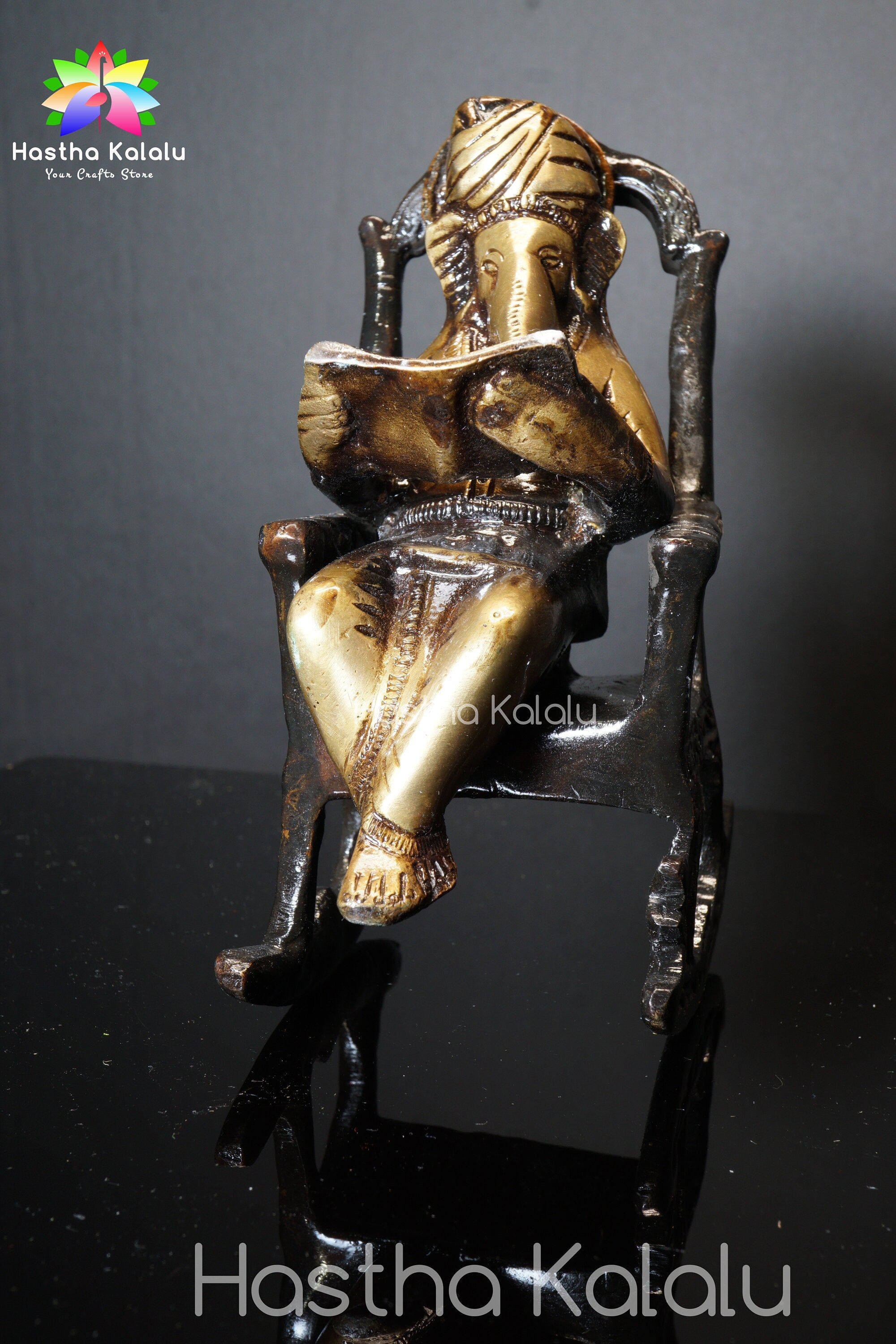 Seigneur Ganesha en laiton sur chaise à bascule avec finition antique
