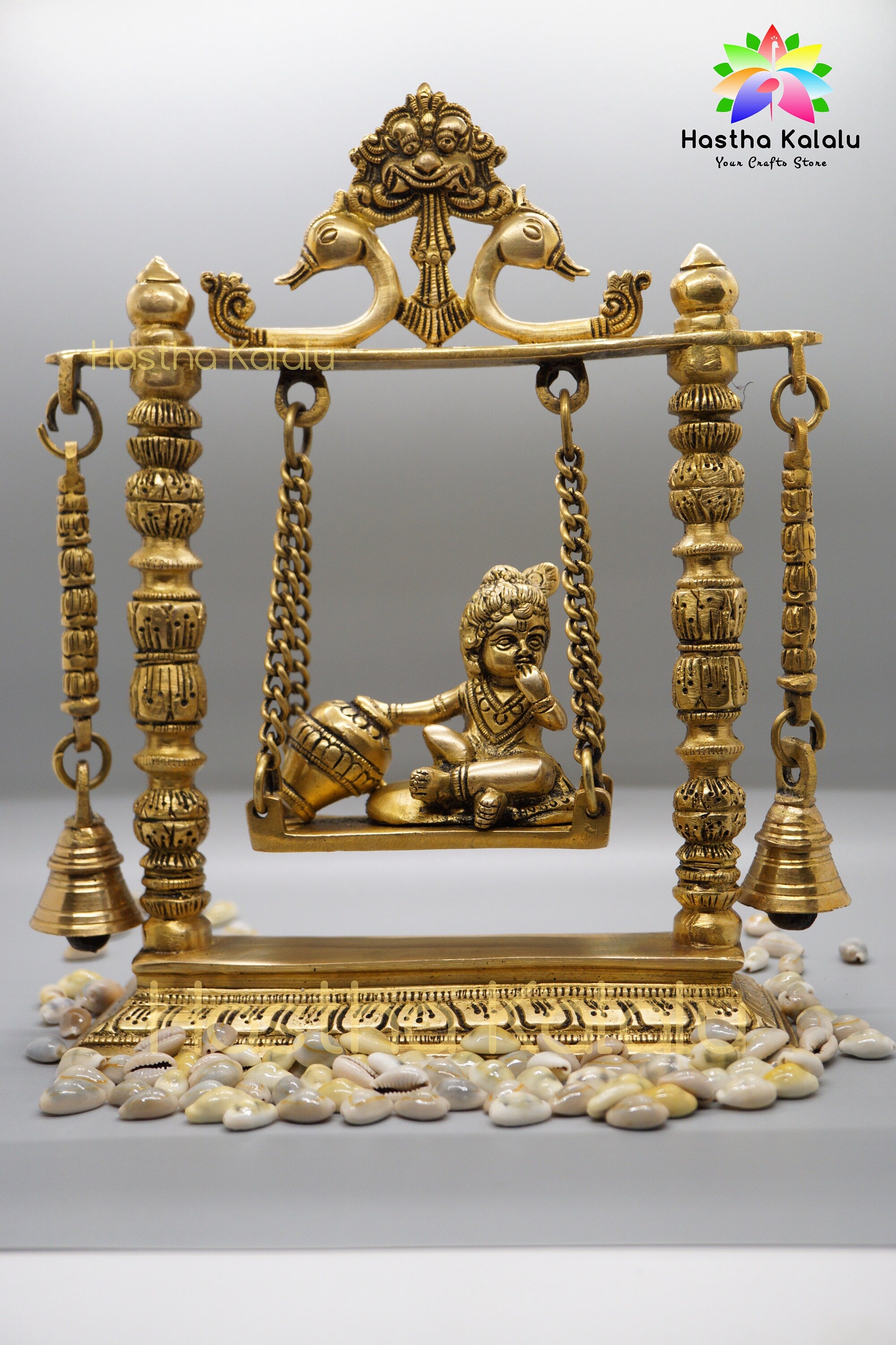 Statue du Seigneur Krishna assis avec Jhula