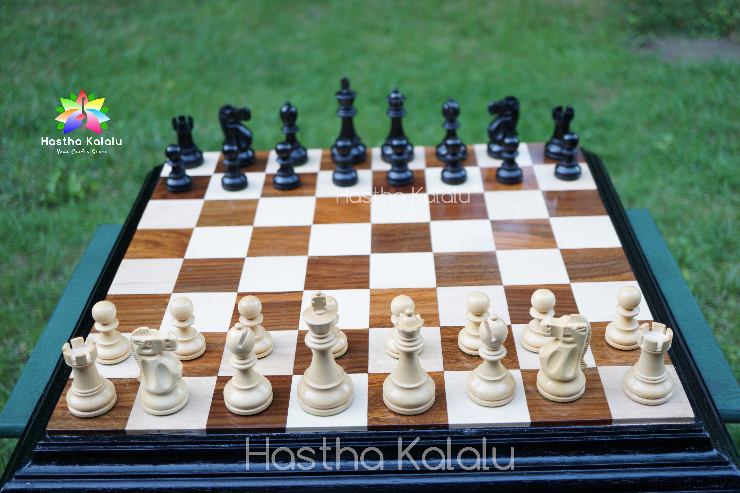 Série de tournois Staunton classiques, pièces d'échecs lestées, roi de 4" avec échiquier en sheesham et érable de 21"