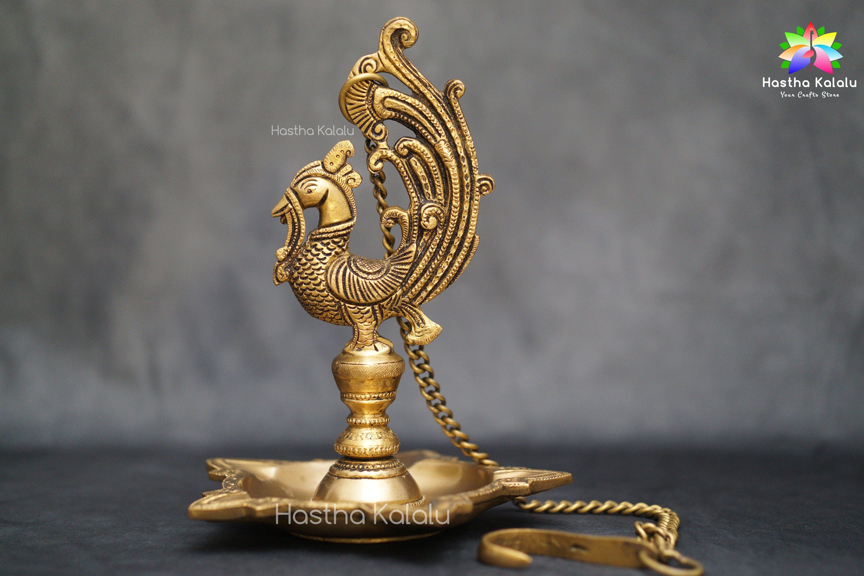 Lampe à huile en forme de paon Finition antique jaune Deepak - Design unique en laiton Diya