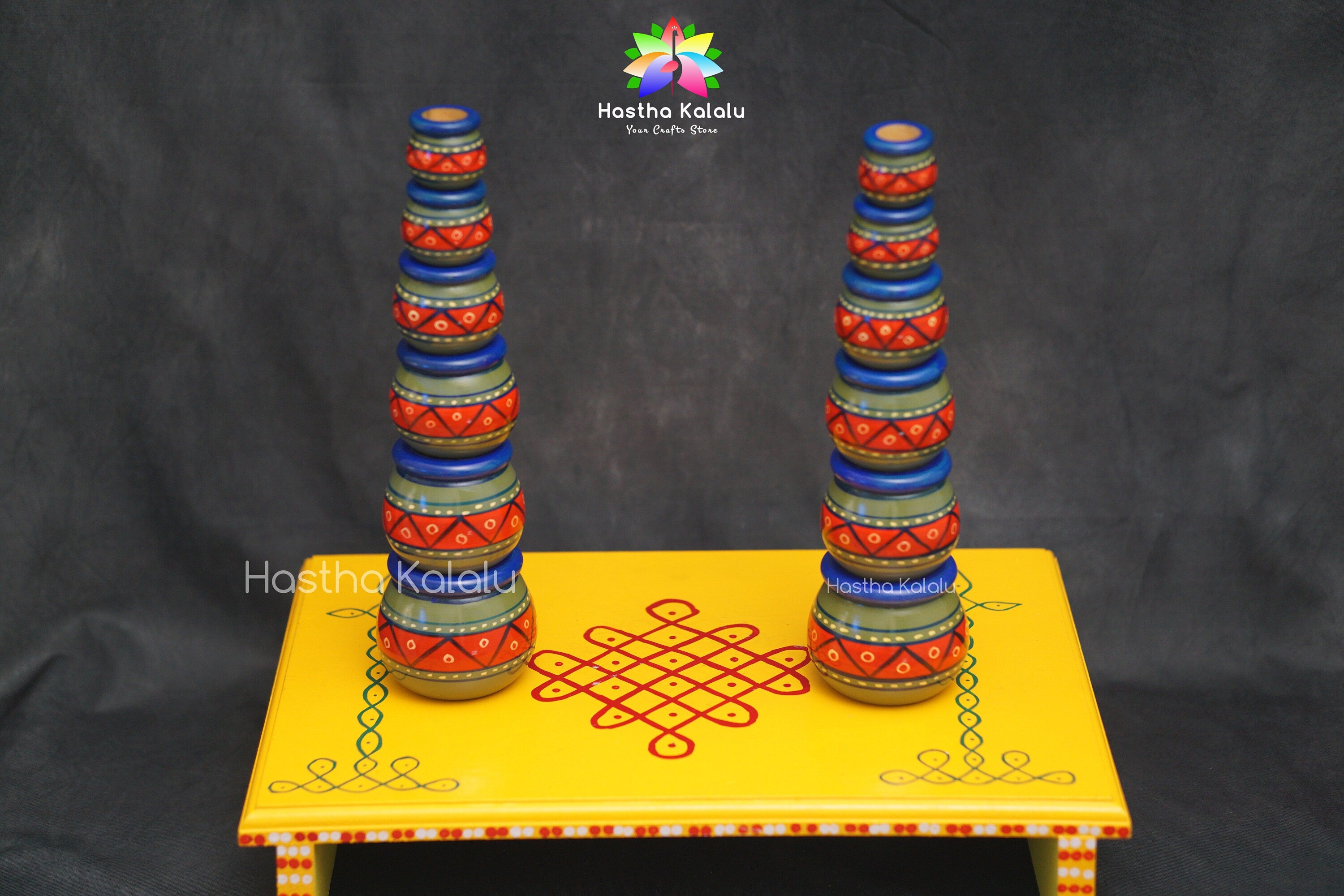 Pile de pots en bois faits à la main avec Chowki en bois peint Rangoli