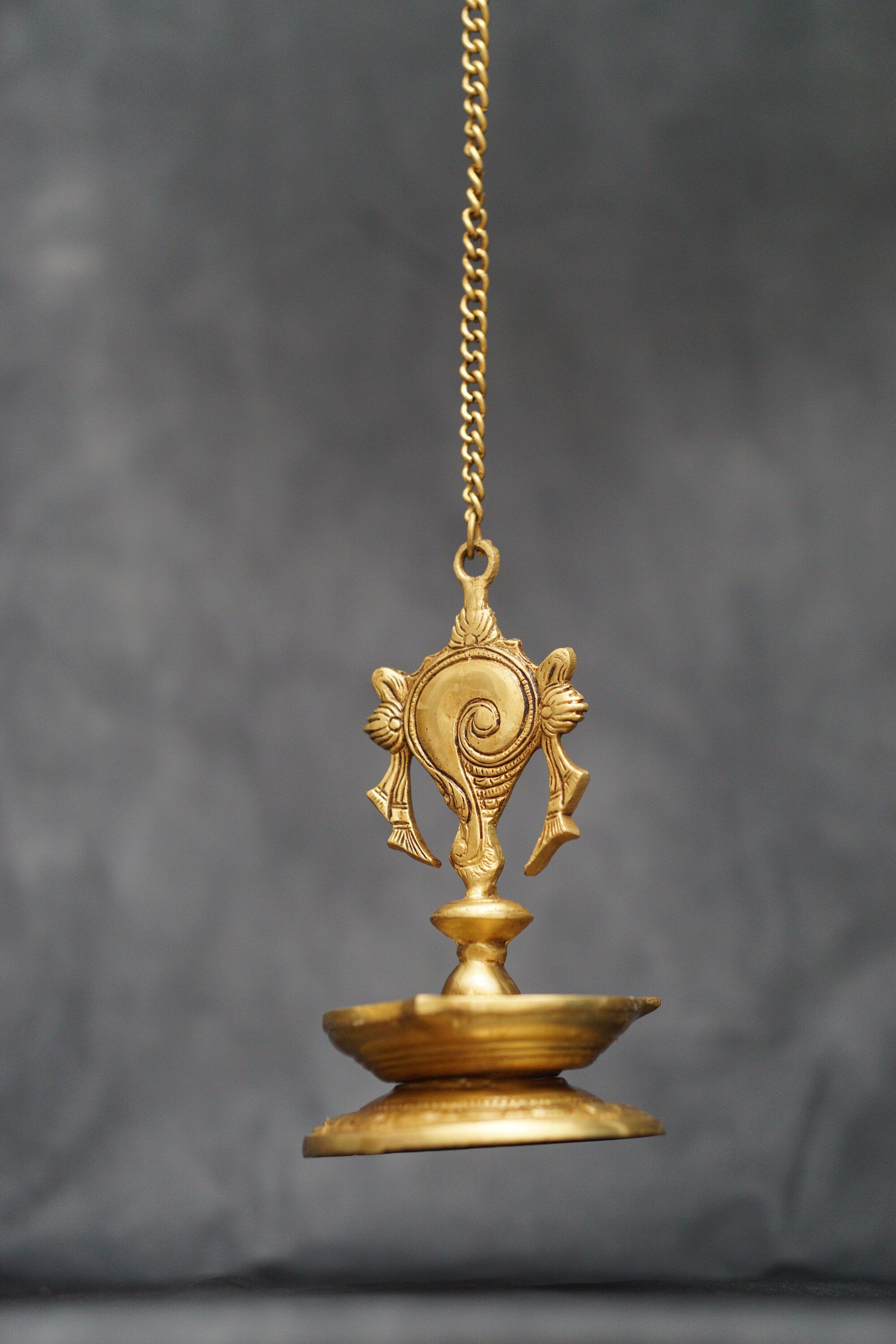 Lampe à huile en forme de conque/shankhu, finition antique jaune Deepak
