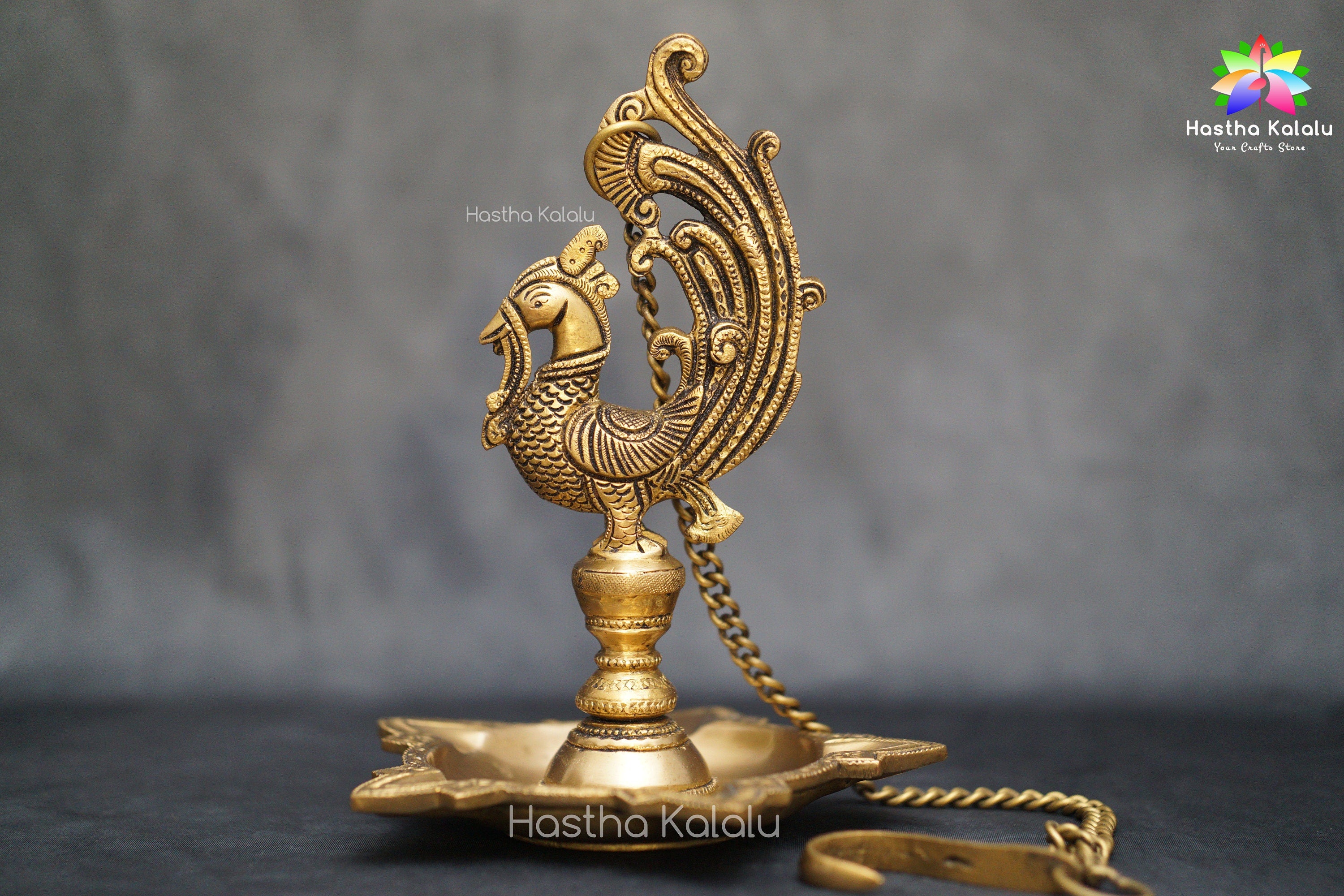 Lampe à huile en forme de paon Finition antique jaune Deepak - Design unique en laiton Diya